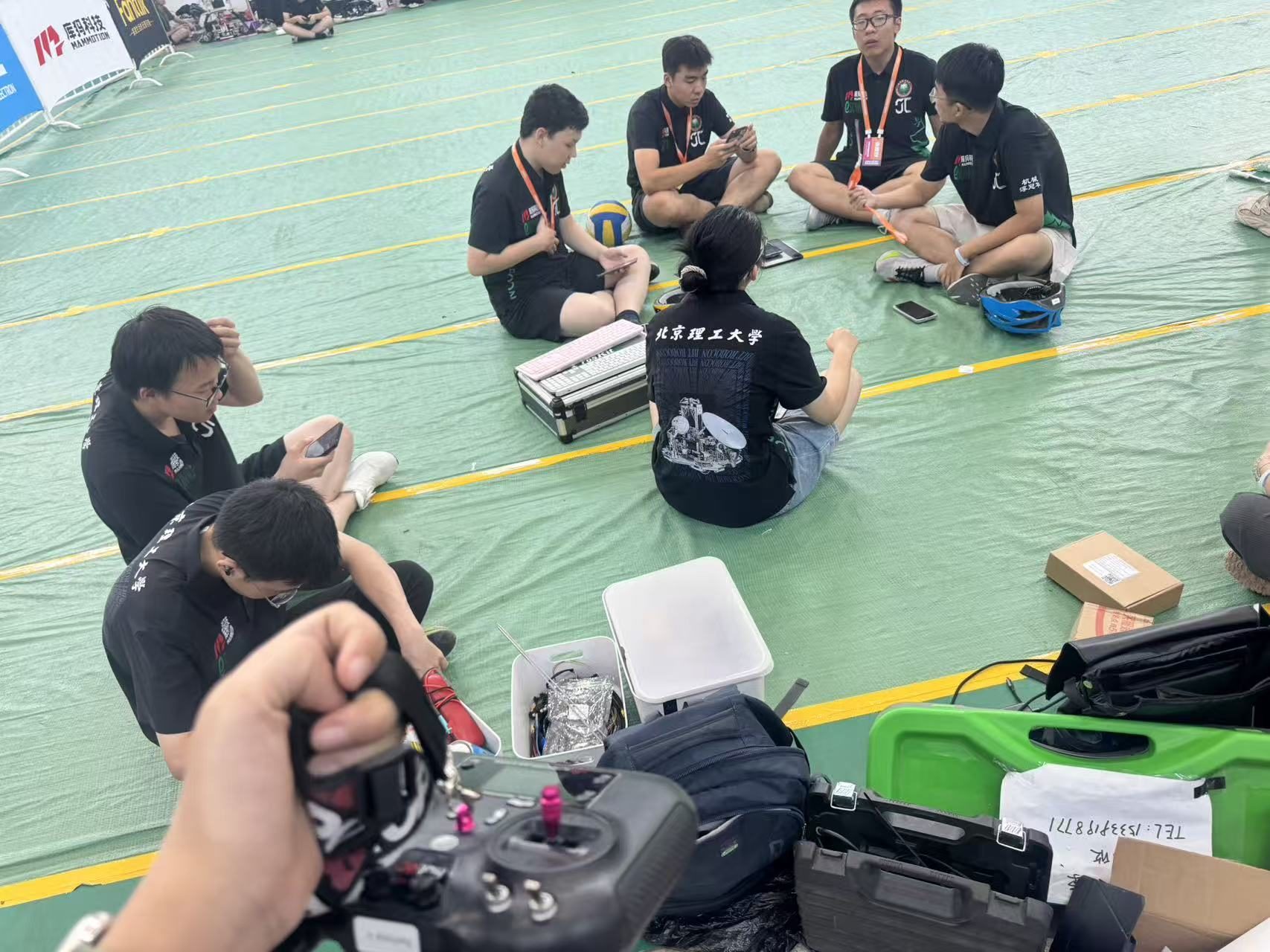 双创班同学围坐进行机器人备赛讨论